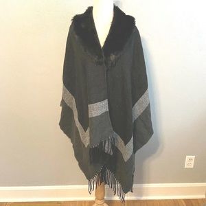 Madden Girl Shawl Cape Faux Fur Collar Black Gray One Size
